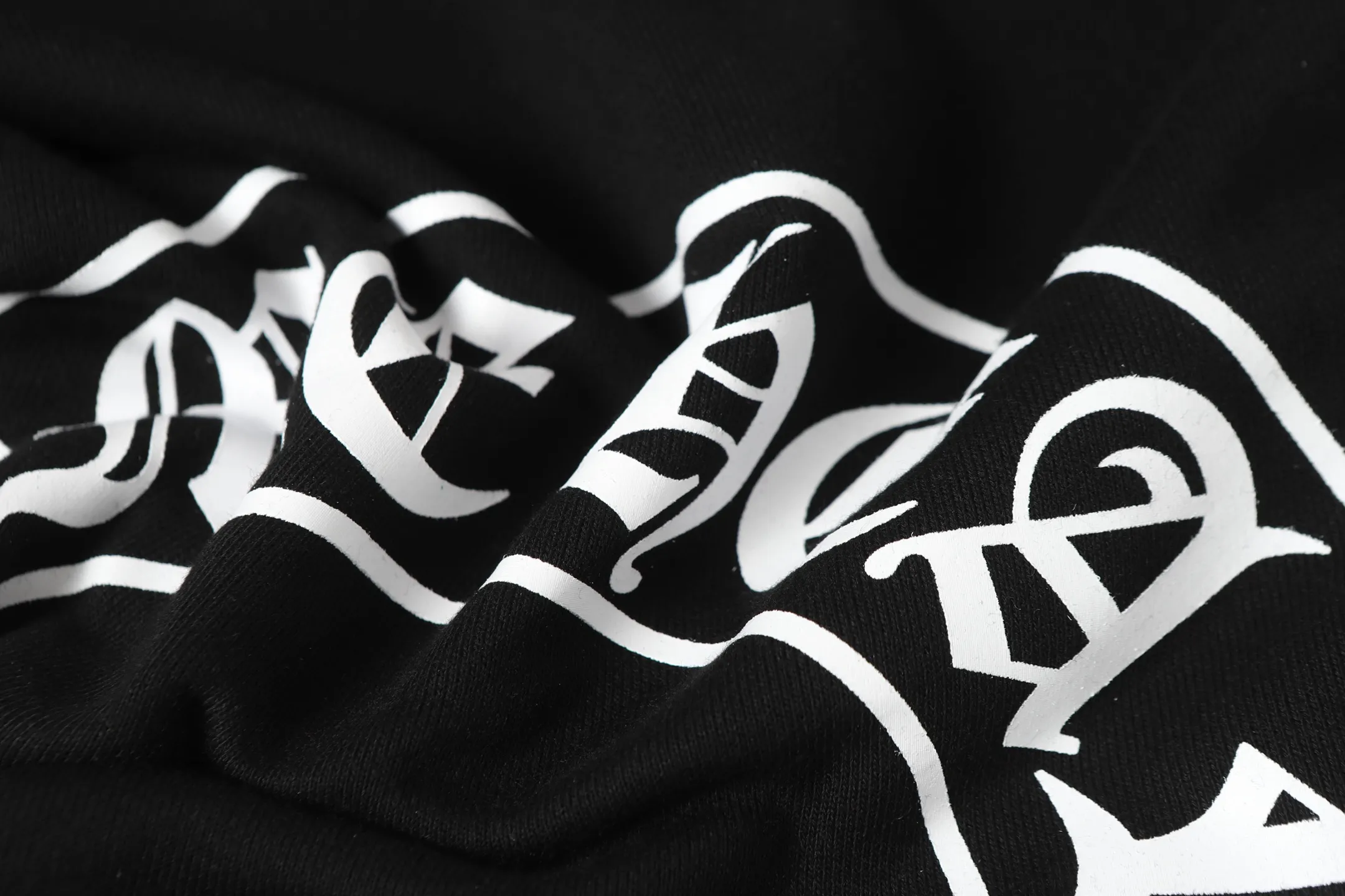 P240 Cross-border model, please do not place an order if you are pursuing quality - Chrome Hearts/Chrome Hearts Lips👄 Horseshoe Sanskrit printed hooded sweatshirt - High weight, high density, high quality, soft, delicate and skin-friendly wool, soft and silky to the touch, excellent warmth and skin-friendly properties - Custom-woven and dyed, no color difference, no matter the fabric or workmanship details, beat the ordinary version on the market - Hardware zipper accessories are all customized, full of details -Colour: black white -Size: S M L XL
